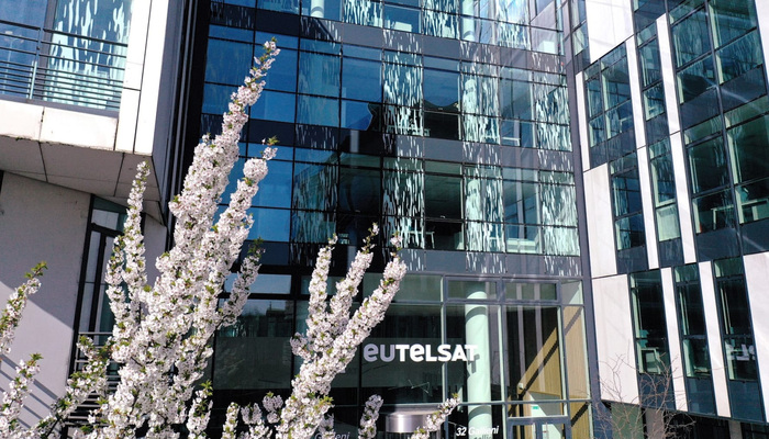 Eutelsat enfrenta caída de ingresos en su negocio de broadcasting mientras se acerca a fusión con OneWeb