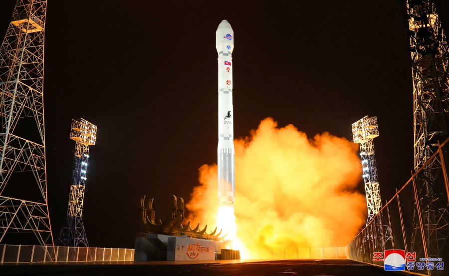 Corea del Norte logra lanzar satélite militar tras dos intentos fallidos de lanzamiento