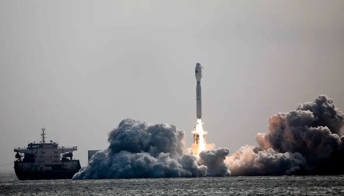 China lanzó 9 satélites en vuelo compartido desde una plataforma marítima