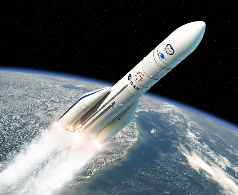 Ariane 6 despega con éxito en su primer vuelo comercial y coloca en órbita el satélite CSO-3